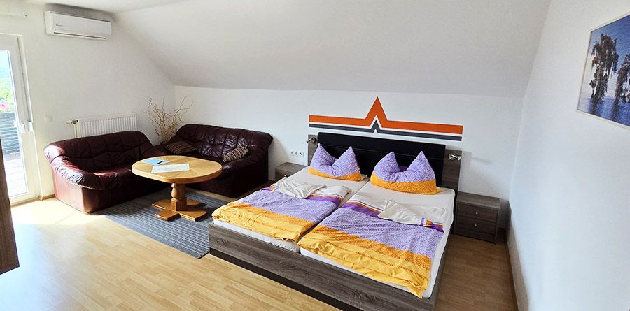 Großes Schlafzimmer mit Doppelbett in der Ferienwohnung 1 Skant Turnersee