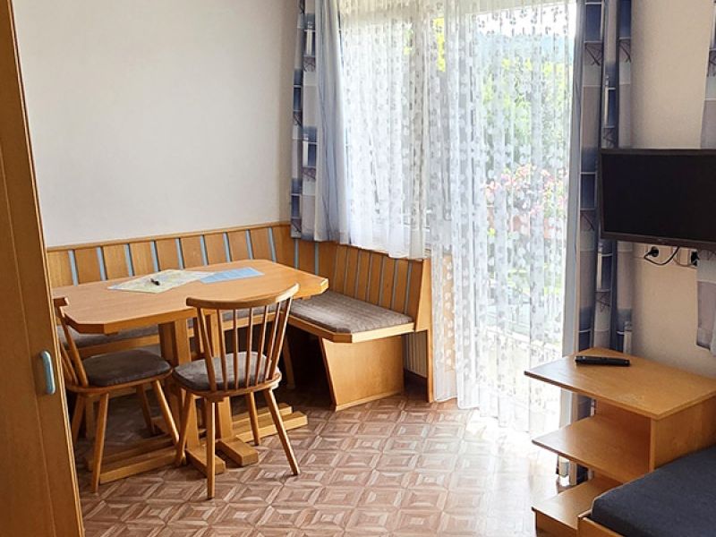Blick vom Schlafbereich auf die Essecke in der Ferienwohnung 2 Skant Turnersee