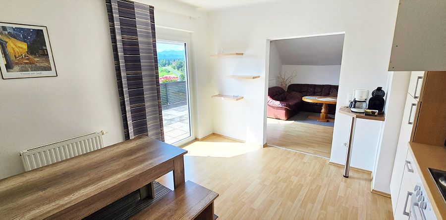 Küche mit Ausgang auf die Terrasse in der Ferienwohnung 1 Skant Turnersee