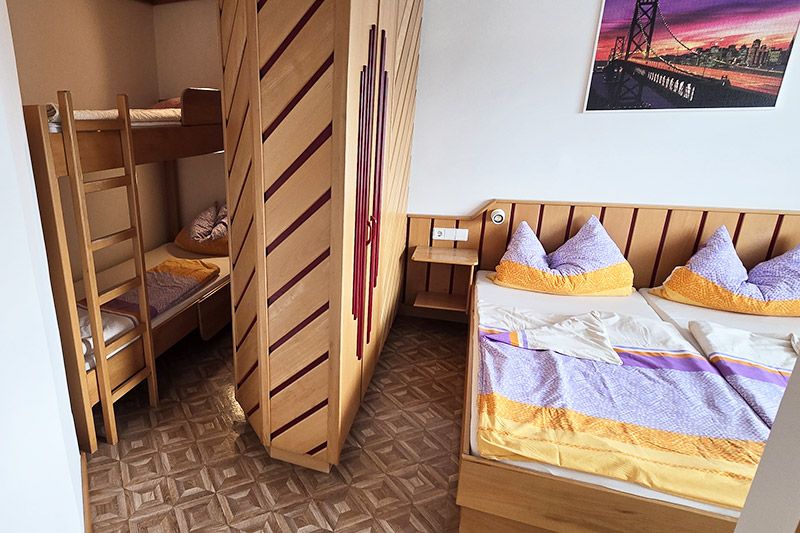 Schlafzimmer mit abgetrenntem Stockbett in der Ferienwohnung 3 Skant Turnersee
