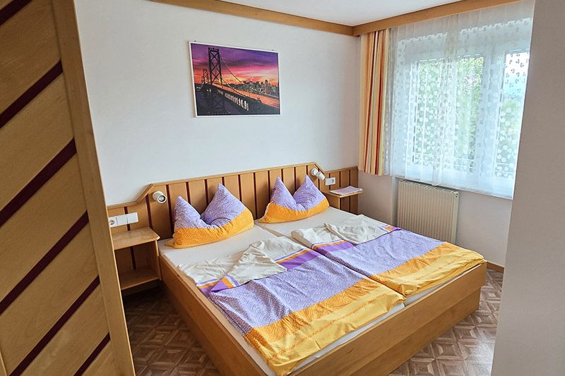 Schlafzimmer mit Doppelbett in der Ferienwohnung 3 Skant Turnersee