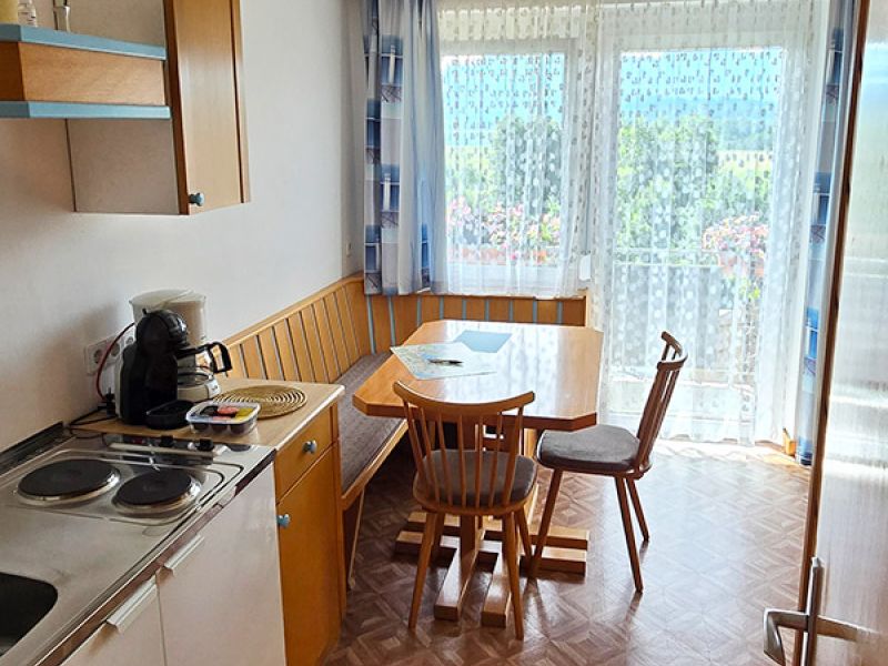 Küche mit Sitzbereich in der Ferienwohnung 2 Skant Turnersee